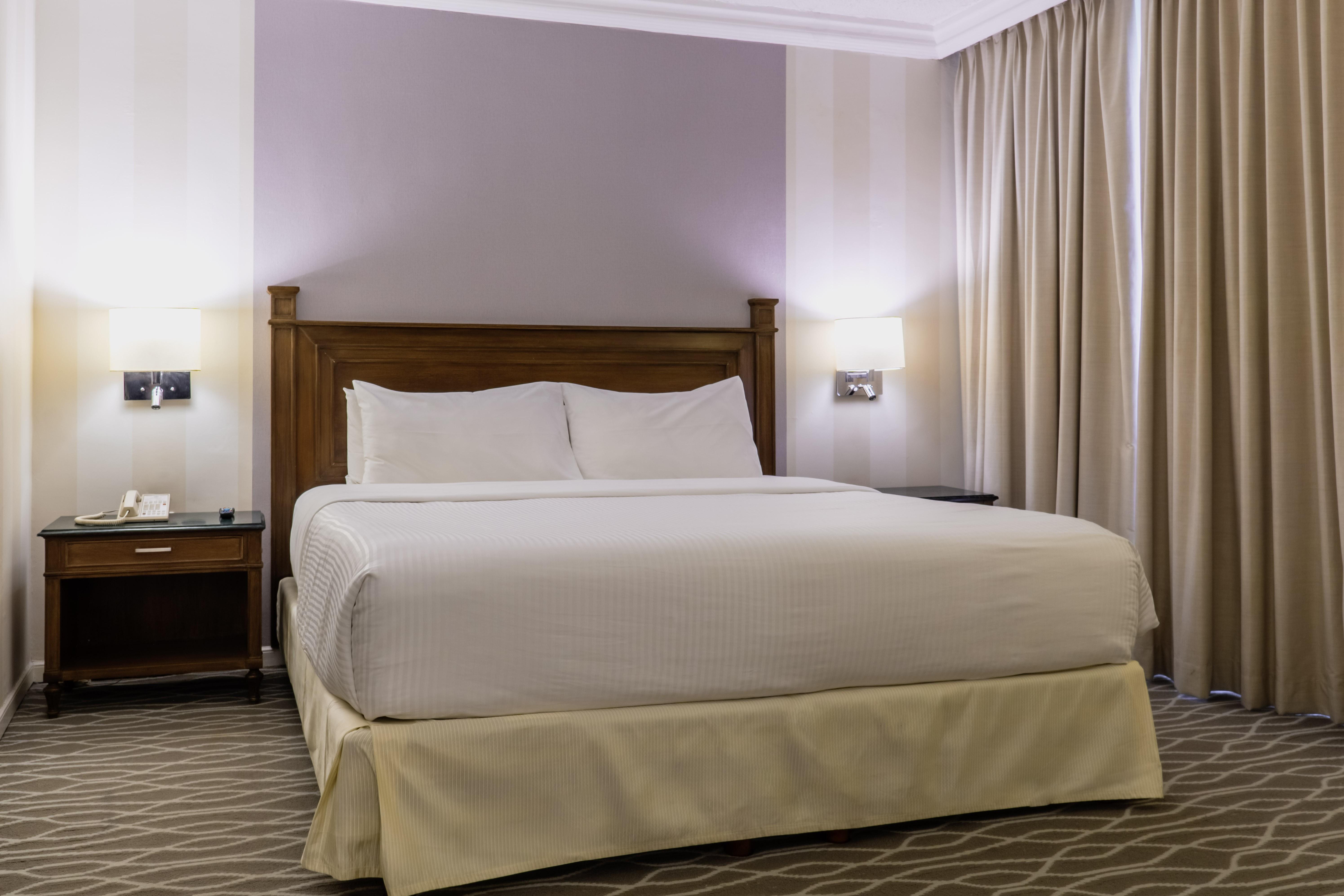 Gamma Monterrey Gran Hotel Ancira Екстериор снимка A bed with a bed skirt